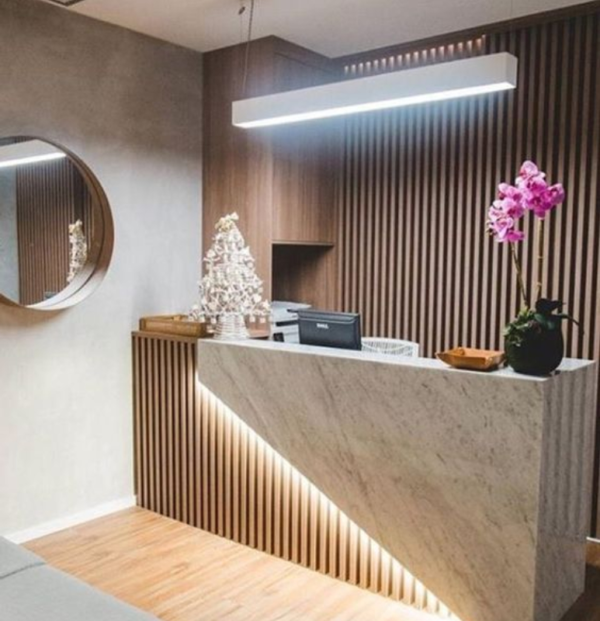 Paneles-WALL-WPC-para-Recepcion-o-Lobby-de-Hoteles.webp